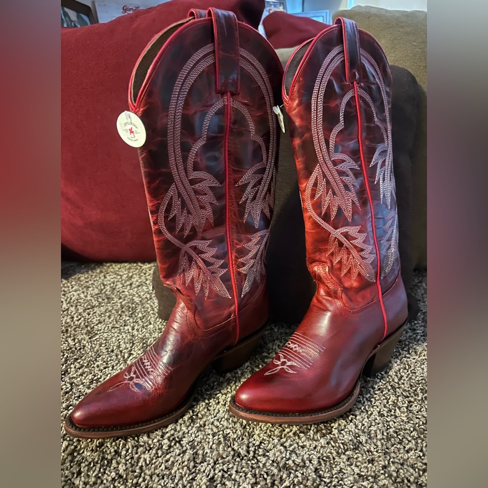 NWT  Idyllwind Red Western style boots.
